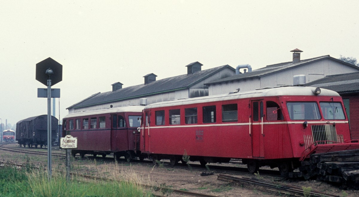 HHJ (Hads-Ning Herreders Jernbane, auch Odderbanen genannt): Zwei Scandia-Schienenbustriebwagen (Sm 21 (1948) und Sm 23 (1952)) stehen am 13. September 1974 abgestellt in Odder. - Die beiden sehen aus, als wären sie ausgemustert, aber erst 1975 folgte die offizielle Ausmusterung.