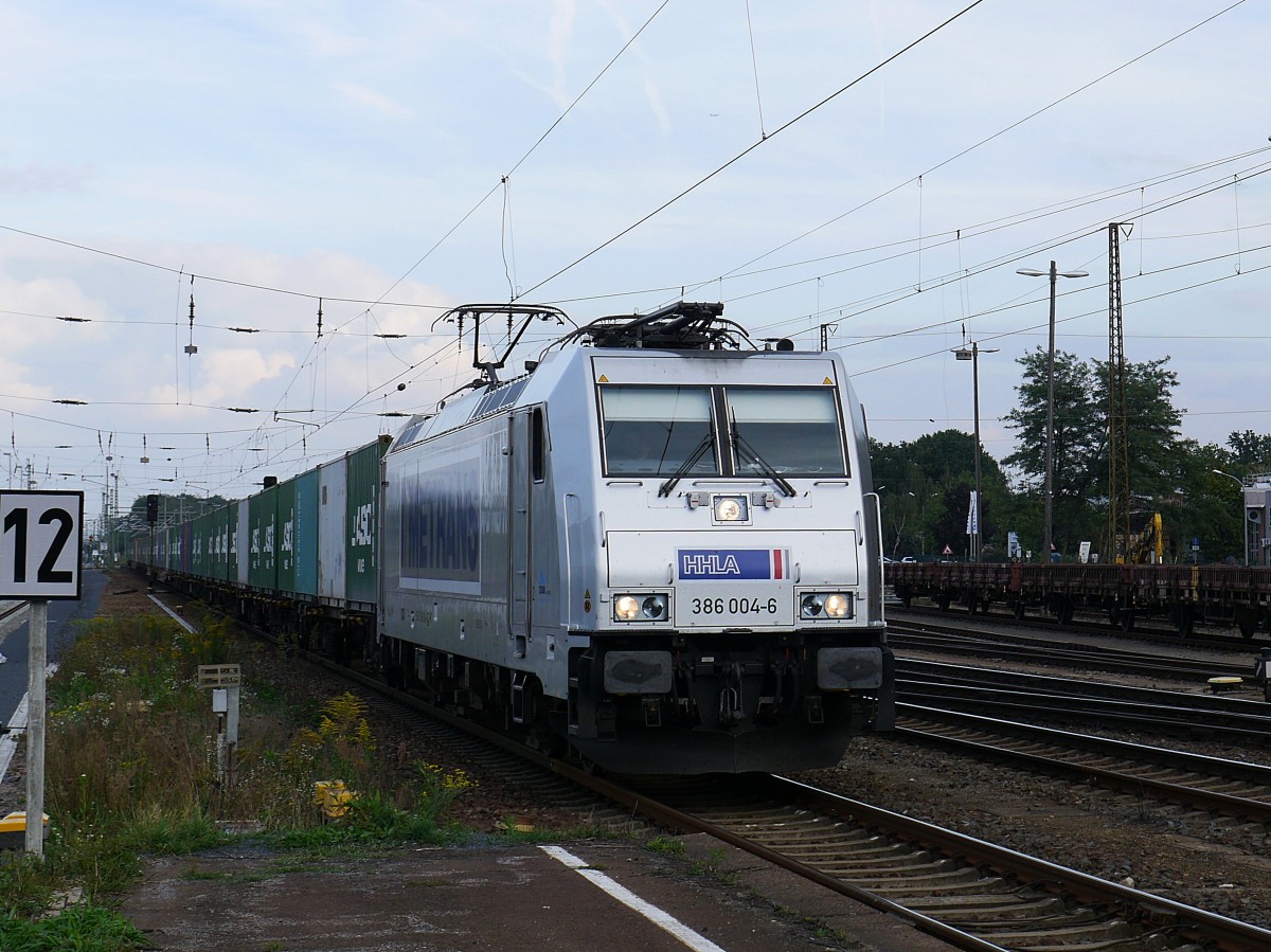 HHLA 386 004 kommt mit einem Containerzug durch Coswig (bei Dresden); 25.09.2015
