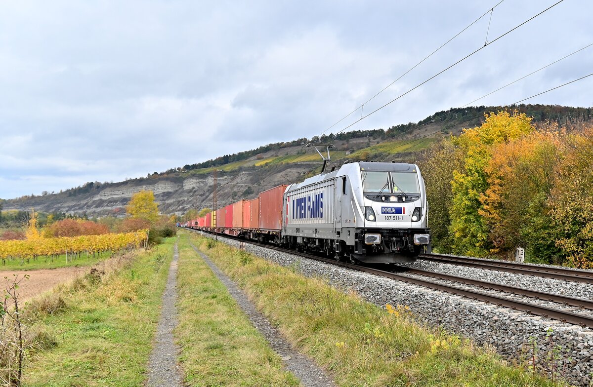 HHLA Metrans 187 511 mit einem Containerzug gen Würzburg bei Thüngersheim am 26.10.2021