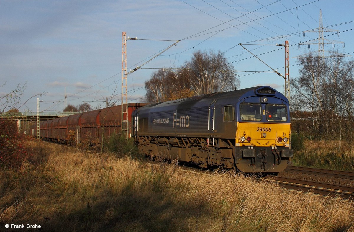 HHPi 1266 029-8 der Heavy Haul Power International GmbH (Baujahr 2003, EMD) vor Ganzzug Schüttgutwagen Richtung Hannover, KBS 380 Bremen - Hannover, fotografiert bei Drakenburg am 23.11.2015 
