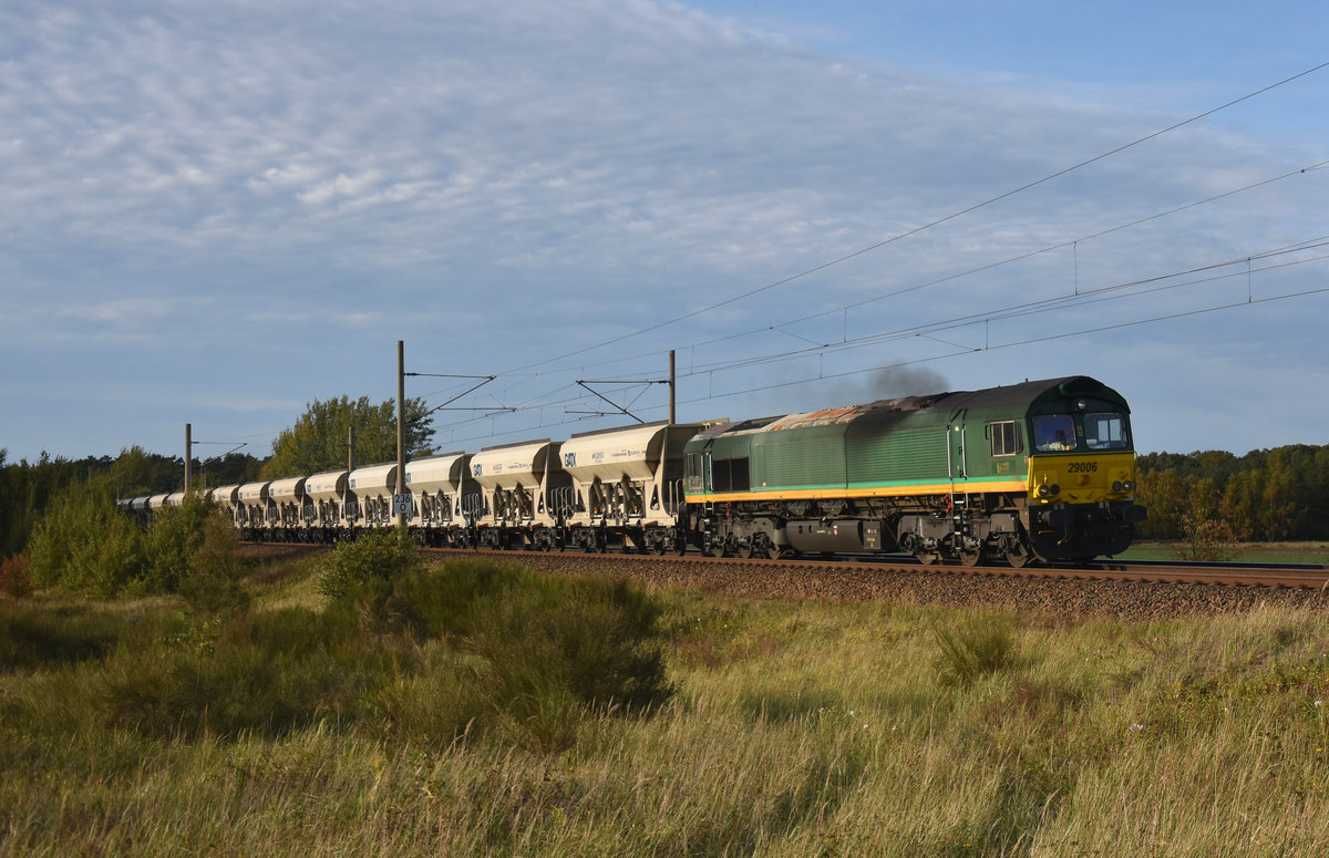 HHPI 266 005-6 Class 66 mit einem Kieszug von Elbekies Mühlberg/Lausitzer Grauwacke, kommend aus Richtung Hamburg. 3km östlich von Büchen, 08.10.2018.