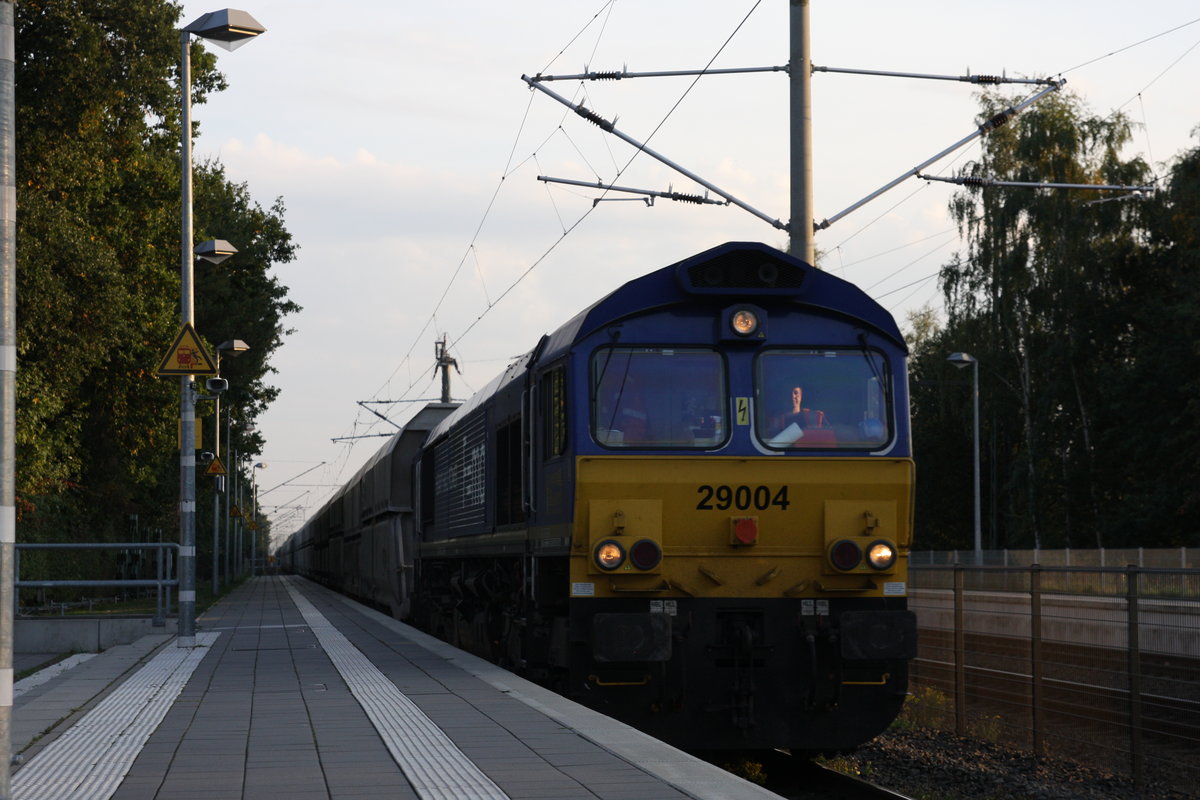 HHPI 29004 mit Kohlezug bei der Durchfahrt durch den Bahnhof von Leschede (Emsbüren) in Richtung Emden. Aufgenommen am 6. Oktober 2018. 