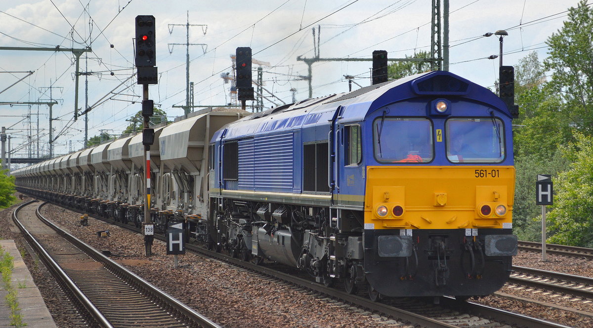 HHPI - Heavy Haul Power International GmbH mit  561-01  [NVR:  92 80 1266 038-9 D-BRLL ] mit Schüttgutwagenzug am 21.05.19 Durchfahrt Bf. Flughafen Berlin-Schönefeld