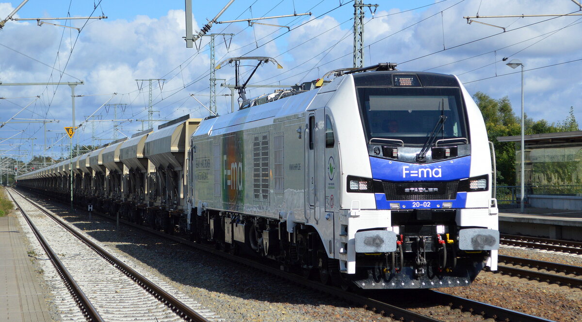 HHPI - Heavy Haul Power International GmbH, Erfurt [D] mit  20-02  [NVR-Nummer: 90 80 2159 202-1 D-RCM] und Ganzzug Schüttgutwagen am 12.10.21 Durchfahrt Bf. Golm (Potsdam).