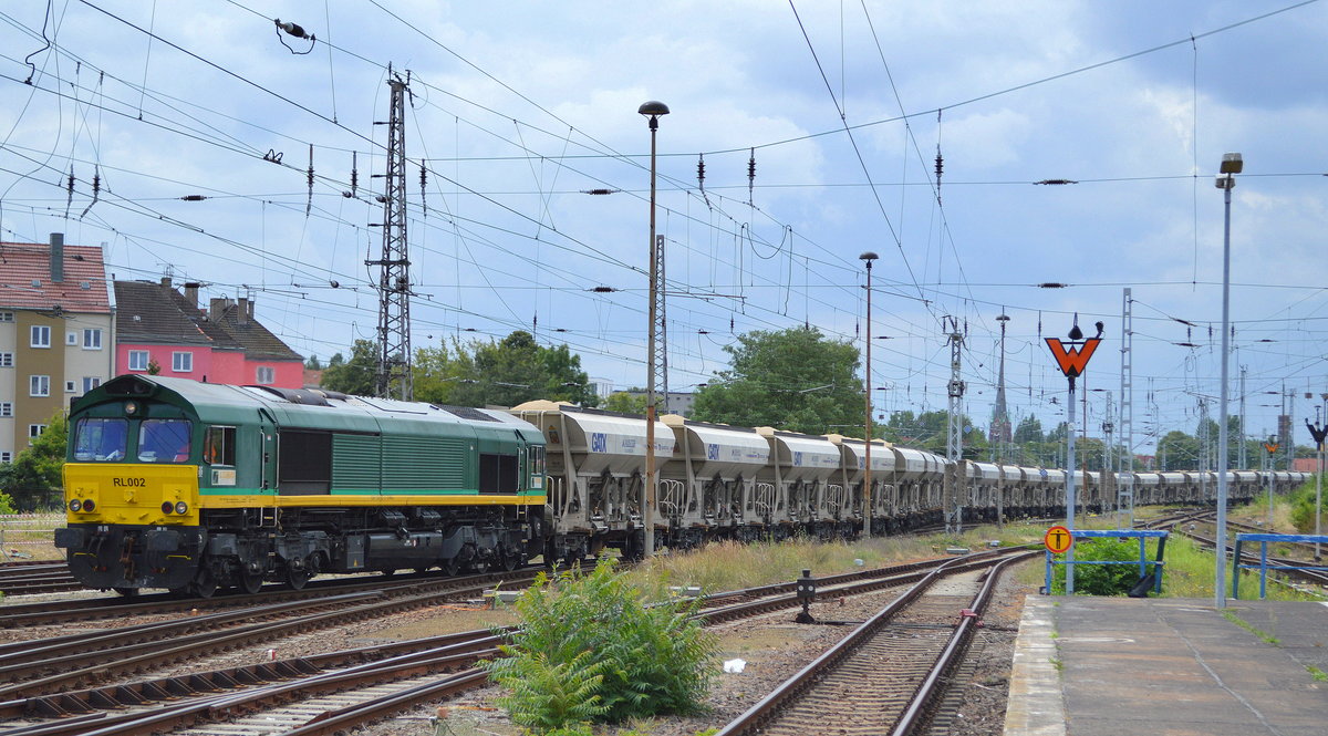 HHPI mit der BRLL Mietlok RLOO2 (9280 1266 032-2 D-BRLL) und einem langen Schüttgutwagenzug mit Kies am 10.07.18 Durchfahrt Bf. Berlin-Lichtenberg.