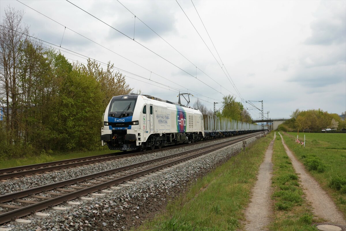 HHPI Stadler Eurodual 159 224-5 mit leeren Holzwagen in Thüngersheim am 01.05.21 