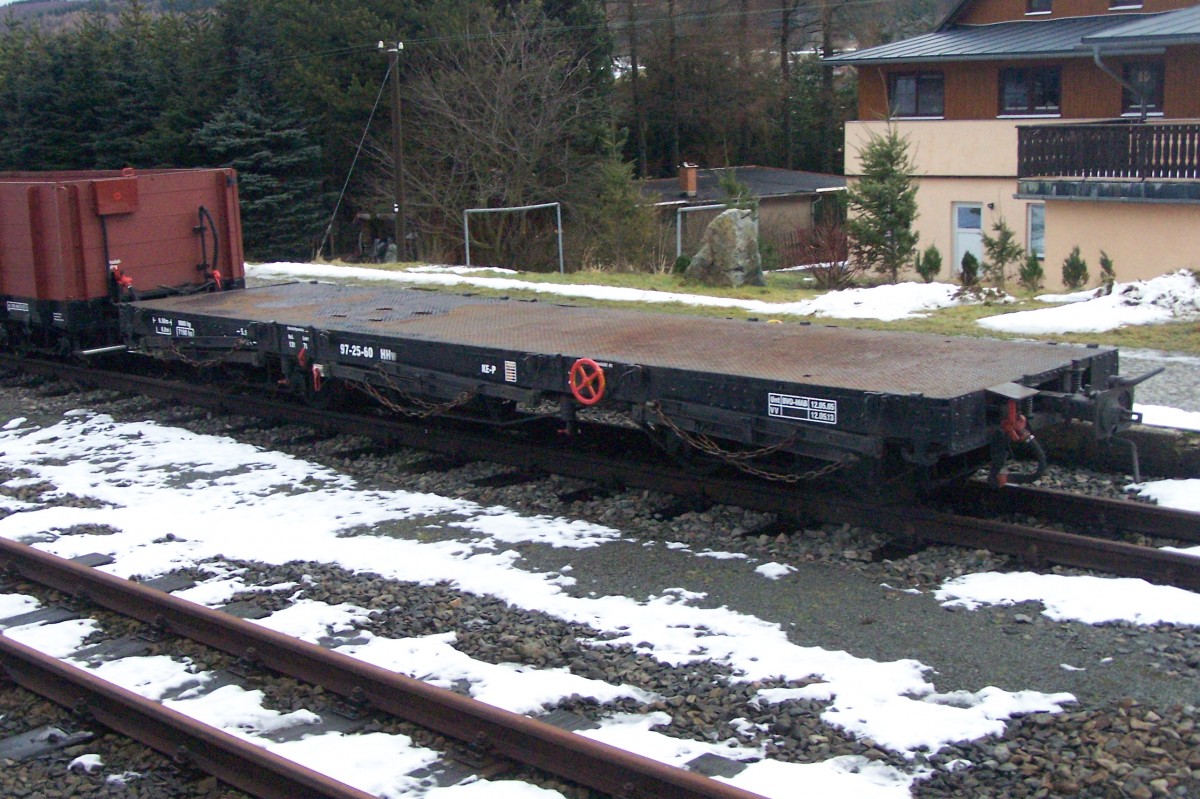 HHw 97-25-60,aber mit abgeklappten Rungen aber ohne Drehschemel.  Revisisonsdatum 12.5.13(!). Aufgenommen 10.1.15 in Hammerunterwiesenthal auf der Fichtelbergbahn (750mm).Wird nur noch für innerbetriebliche Zwecke oder nostalgische  Sonderzüge benutzt  