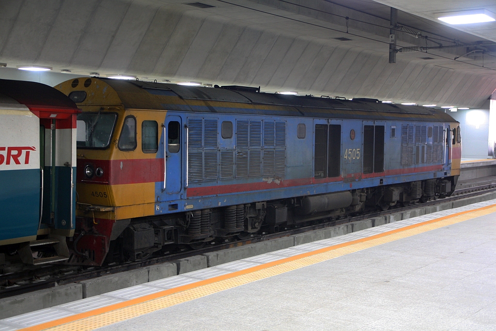 HID 4505 (Co'Co', de, Hitachi, Bj.1993) am 29.April 2023 in der SRT Krungthep Aphiwat Station. Bild aufgenommen vom Bahnsteig der SRTET Bang Sue Grand Station.