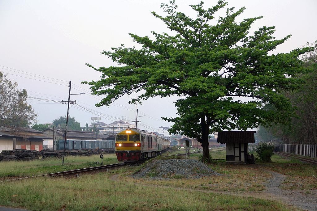 HID 4506 (Co'Co', de, Hitachi, Bauj. 1993) fährt am 22.März 2023 mit dem RAP 102 nach Krung Thep Aphiwat aus der Chiang Mai Station.
