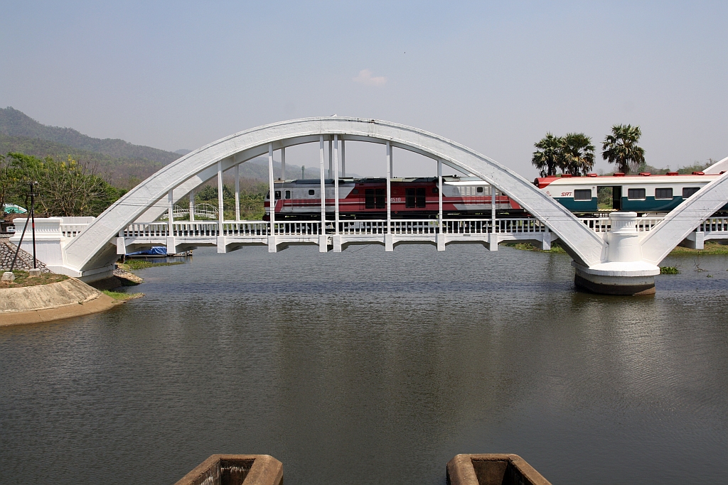 HID 4510 (Co'Co', de, Hitachi, Bj.1993) am 22.März 2023 vor dem EXP 51 (Krung Thep Aphiwat - Chiang Mai) auf der Tha Chomphu Bridge.