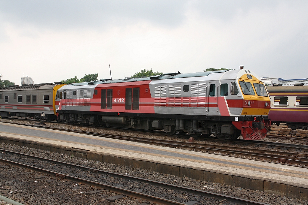 HID 4512 (Co'Co', de, Hitachi, Bauj. 1993) in der neuersten Lackierungsversion am 27.März 2017 im Bf. Hua Lamphong.