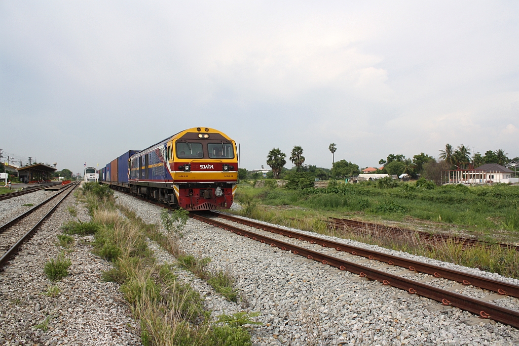 HID 4513 (Co'Co', de, Hitachi, Bauj. 1993) f�hrt am 30.Mai 2013 mit Zug 877 von Lat Krabang ICD nach Laem Chabang durch den Bf. Chon Buri.