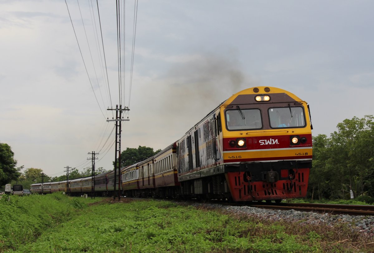 HID 4516 unterwegs mit einem Schnellzug von Chiang Mai nach Bangkok zwischen Chiang Mai und Lamphun (kurz nach Saraphi). Freitag, 28. Juli 2017