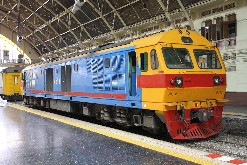 HID 4518 (Co'Co', de, Hitachi, Bauj. 1993) am 25.März 2017 im Bf. Hua Lamphong.