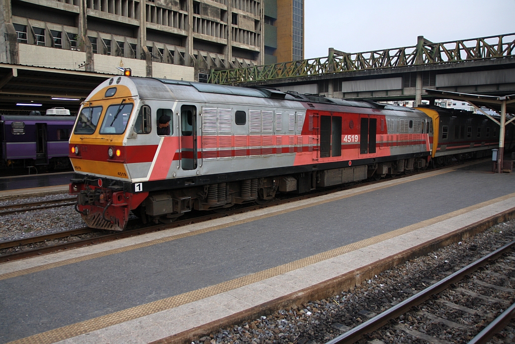 HID 4519 (Co'Co', de, Hitachi, Bauj. 1993) fährt am 15.Mai 2019 mit dem SP EXP 9 nach Chiang Mai aus dem Bf. Hua Lamphong.