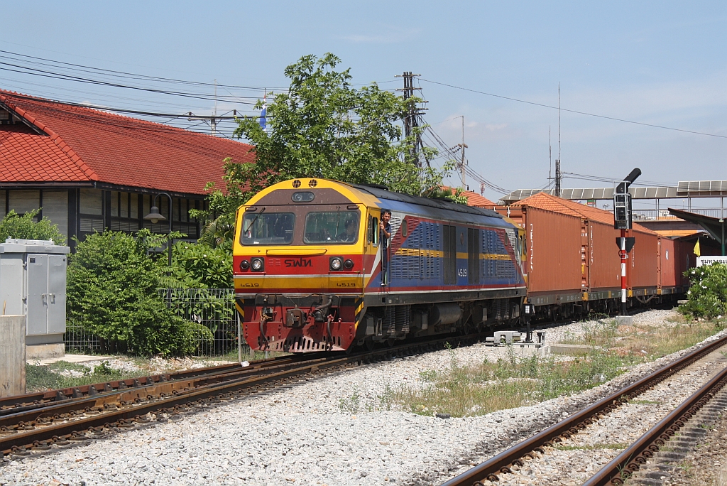 HID 4519 (Co'Co', de, Hitachi, Bauj. 1993) f�hrt am 29.Mai 2013 mit Zug 873 von Lat Krabang ICD nach Laem Chabang durch den Bf. Chacheonsao Jct.

