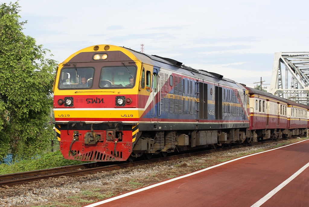 HID 4519 (Co'Co', de, Hitachi, Bauj. 1993) am 21.Mai 2016 vor dem EXP 85 (Bangkok - Nakhon Si Thammarat) bei der Chulachomklao Bridge über den Tapi River.