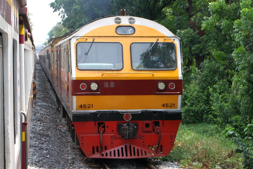 HID 4521 (Co'Co', de, Hitachi, Bj.1993) am 01.Mai 2022 zwischen Ramathibodi Hospital und Sam Sen Station.