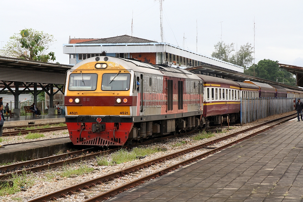 HID 4521 (Co'Co', de, Hitachi, Bj.1993) ist am 06.Jänner 2023 mit dem RAP 172 (Sungai Kolok  - Bangkok) in der Hat Yai Junction angekommen.