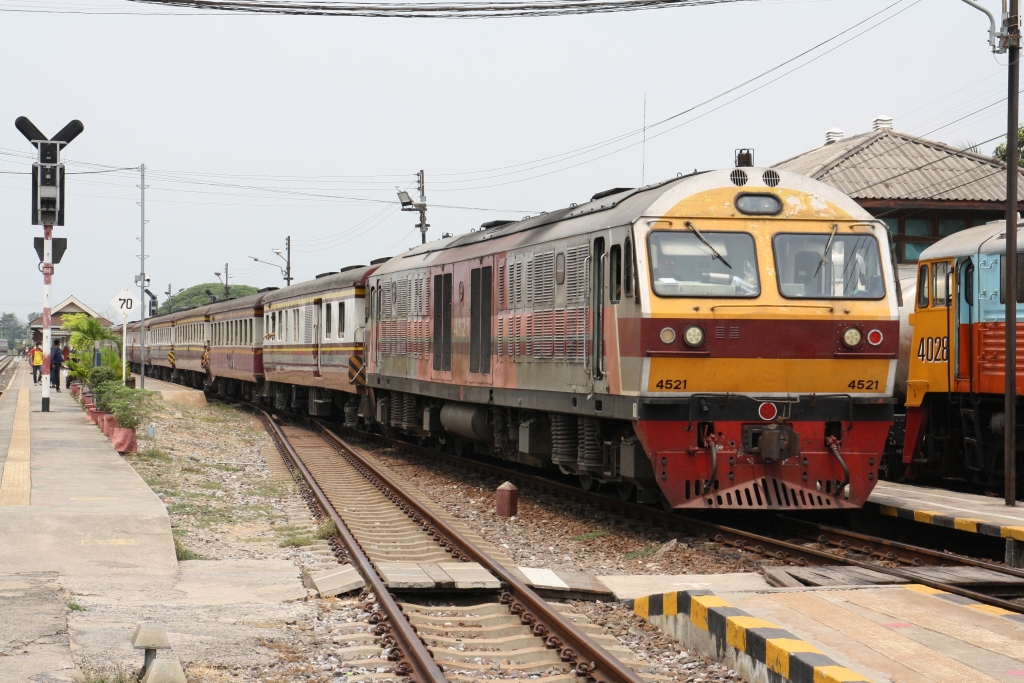 HID 4521 (Co'Co', de, Hitachi, Bj.1993) fährt am 26.März 2024 mit dem ORD 234 (Surin - Hua Lamphong) in die Ayutthaya Station ein.