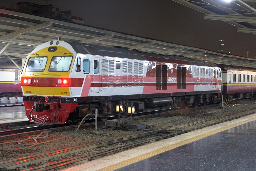 HID 4522 (Co'Co', de, Hitachi, Bauj. 1993) am Abend des 04.November 2016 in der Hua Lamphong Station.