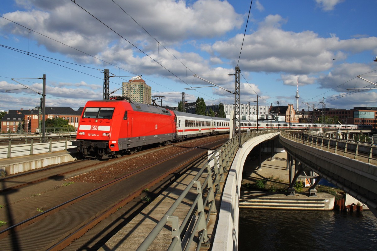 Hier 101 002-4 mit IC2954 von Berlin Ostbahnhof nach Kln Hbf., bei der Einfahrt am 29.9.2013 in Berlin Hbf.
