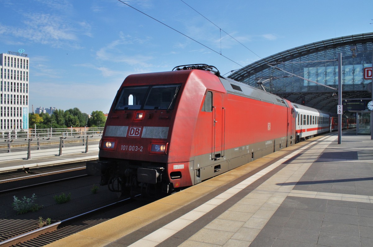 Hier 101 003-2 mit IC2070 von Dresden Hbf. nach Berlin Hbf., bei der Ausfahrt am 17.8.2013 aus Berlin Hbf., in Richtung Berlin Zoologischer Garten. 