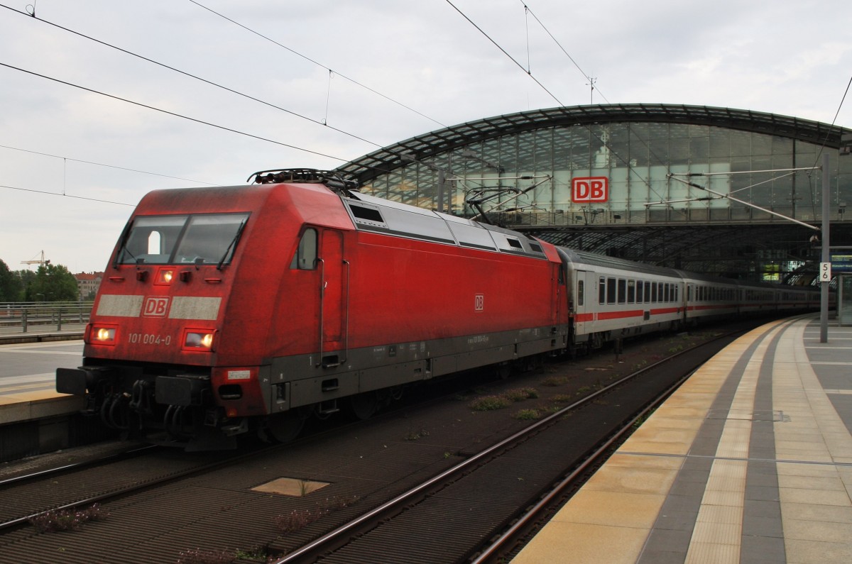 Hier 101 004-0 mit IC2242 von Berlin Ostbahnhof nach Münster(Westf)Hbf., bei der Ausfahrt am 1.5.2014 aus Berlin Hbf. 