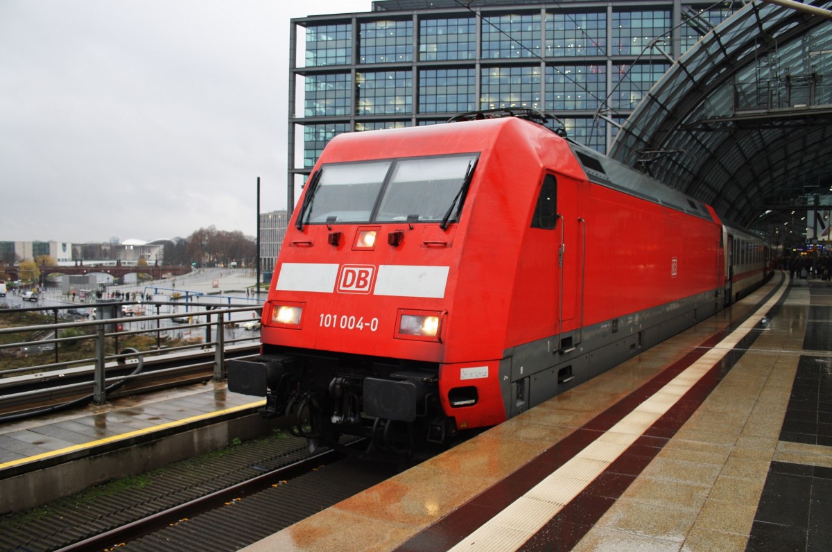 Hier 101 004-0 mit IC245 von Amsterdam Centraal nach Berlin Ostbahnhof, dieser Zug stand am 18.12.2015 in Berlin Hbf.