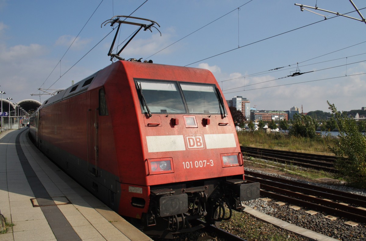 Hier 101 007-3 mit IC2229 von Kiel Hbf. nach Passau, dieser Zug stand am 18.9.2015 in Kiel Hbf.