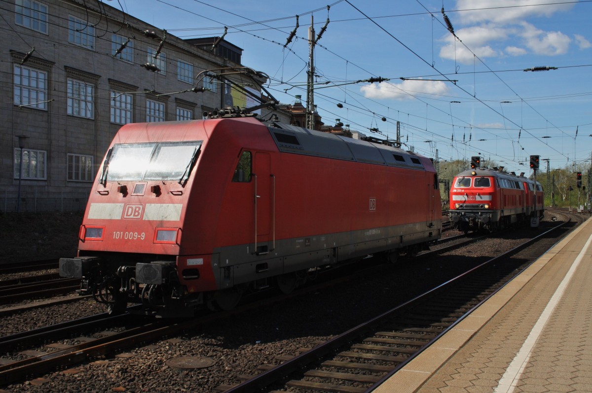 Hier 101 009-9, sie brachte IC2170 von Hannover Hbf. bis Hamburg Hbf., welcher dort von 218 321-8 und 218 307-7 (Hintergrund) bis Westerland(Sylt) übernommen wurde. (Hamburg Hbf., 16.4.2014)