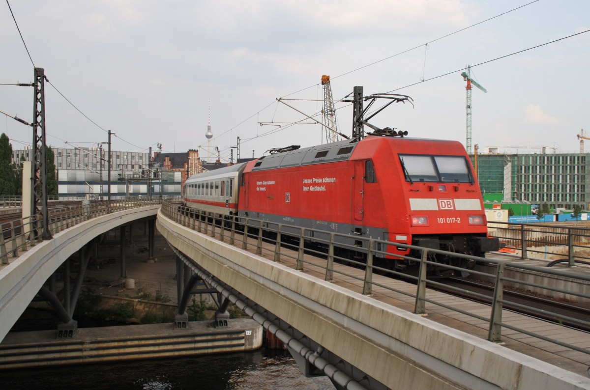 Hier 101 017-2 mit IC2431 von Emden Auenhafen nach Cottbus, bei der Ausfahrt am 26.7.2013 aus Berlin Hbf. 