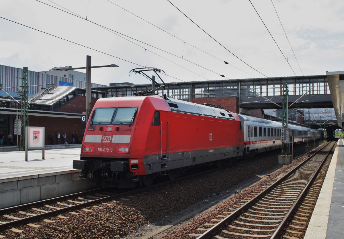 Hier 101 018-0 mit IC2354 von Berlin Gesundbrunnen nach	Köln Hbf., bei der Einfahrt am 27.6.2014 in Berlin Gesundbrunnen. 