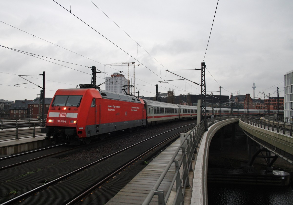 Hier 101 019-8 mit IC144 von Berlin Ostbahnhof nach Amsterdam Centraal, bei der Einfahrt am 18.12.2015 in Berlin Hbf.
