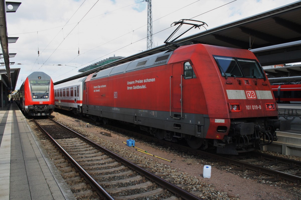 Hier 101 019-8 mit IC2238  Warnow  von Leipzig Hbf. nach Warnemünde, dieser Zug stand am 26.7.2015 in Rostock Hbf.    