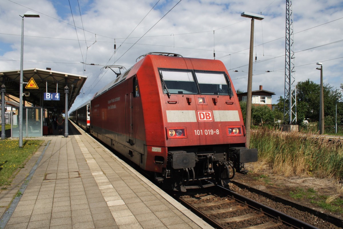 Hier 101 019-8 mit IC2239  Warnow  von Warnemünde nach Leipzig Hbf., dieser Zug stand am 26.7.2015 in Warnemünde.    