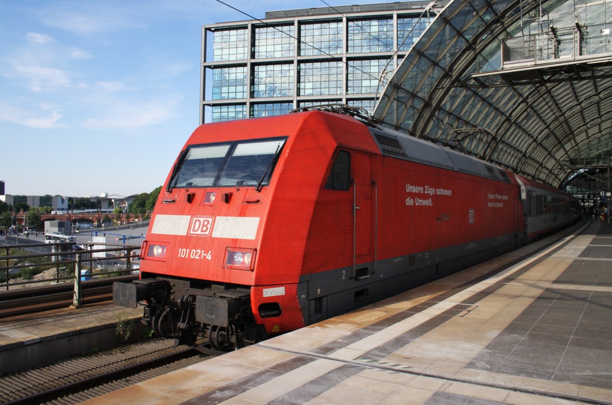 Hier 101 021-4 mit EC173 von Hamburg-Altona nach Villach Hbf., bei der Ausfahrt am 17.8.2013 aus Berlin Hbf.
