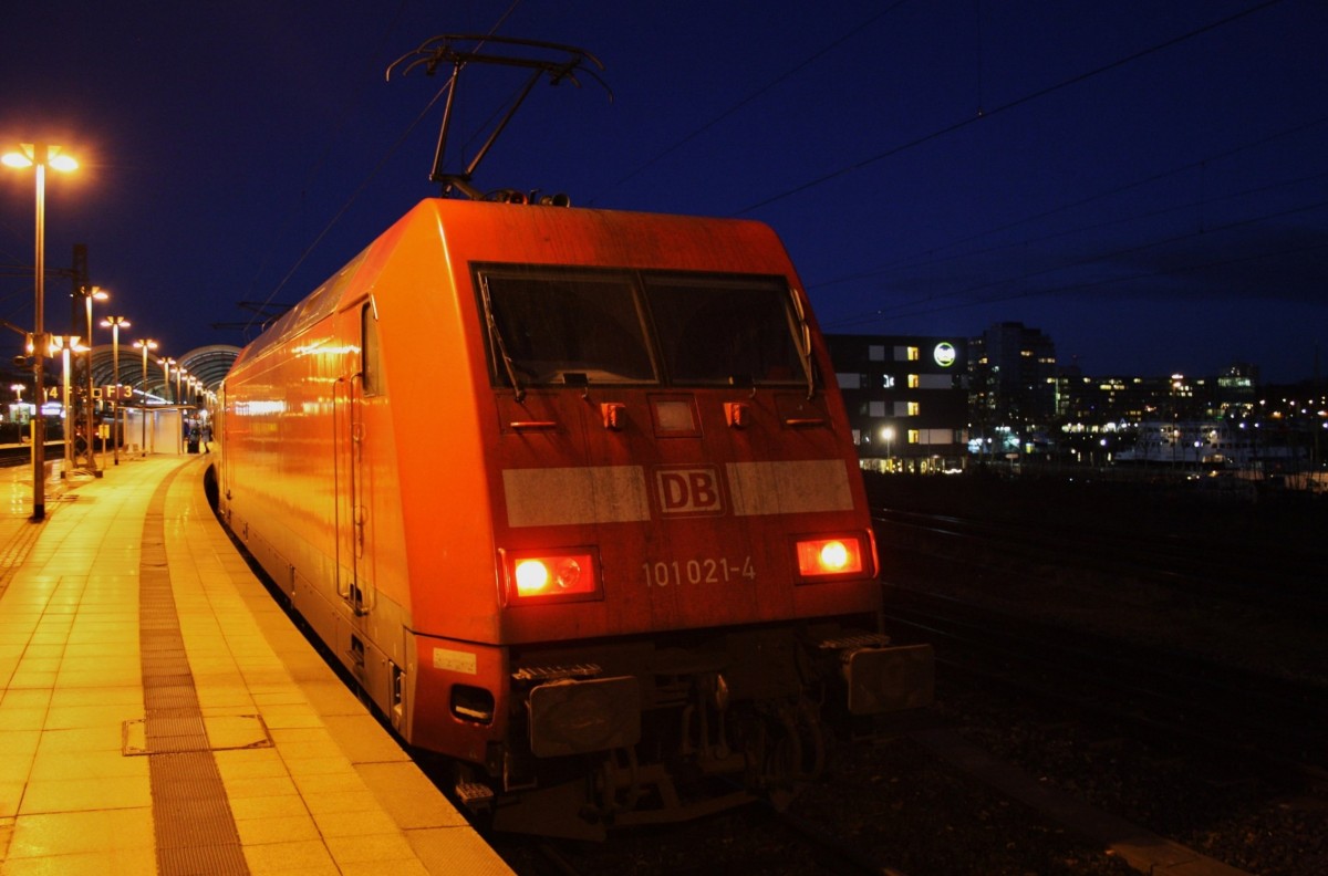 Hier 101 021-4 mit IC2226 von Regensburg Hbf. nach Kiel Hbf., dieser Zug stand am 4.2.2016 in Kiel Hbf.