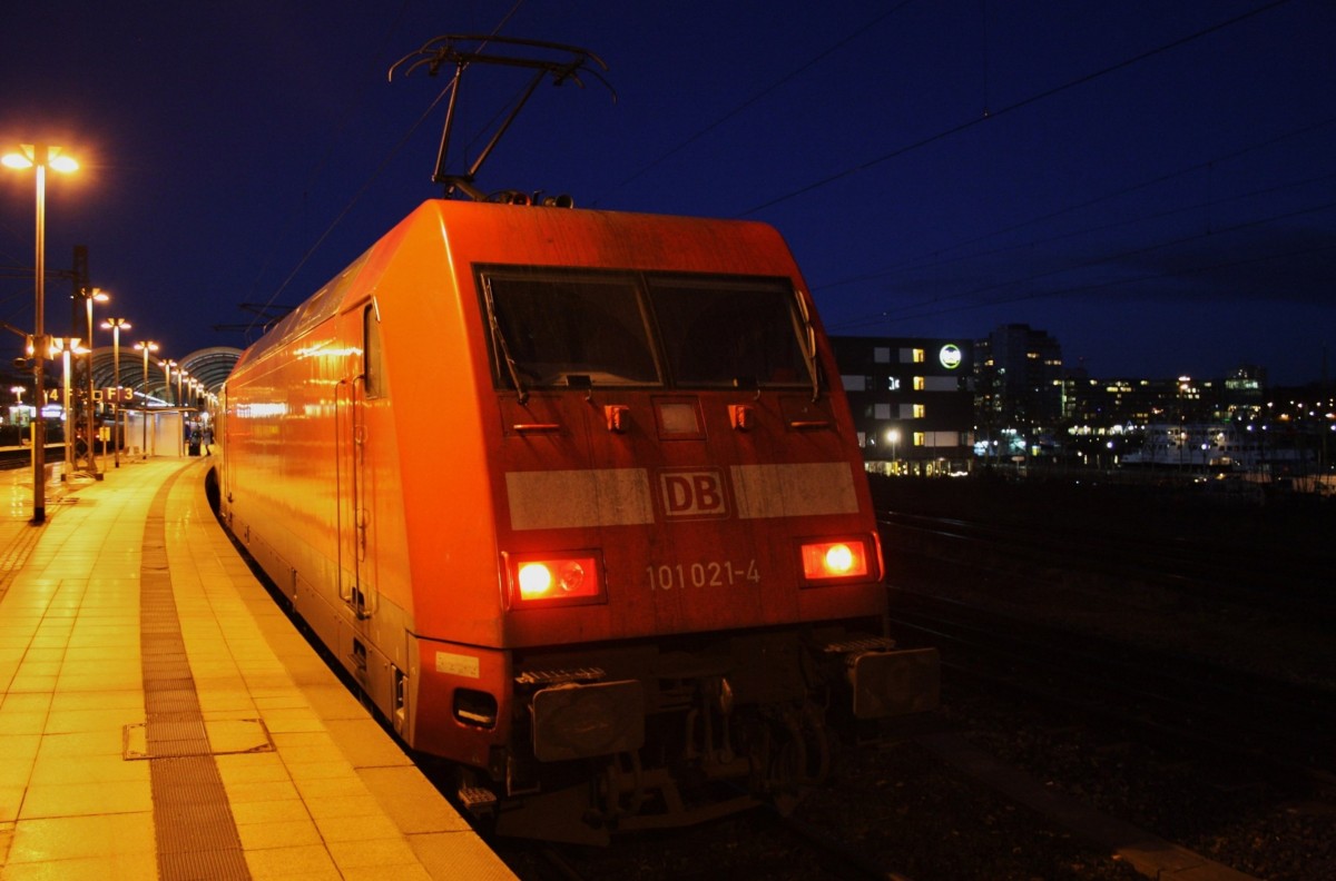 Hier 101 021-4 mit IC2226 von Regensburg Hbf. nach Kiel Hbf., dieser Zug stand am 4.2.2016 in Kiel Hbf.