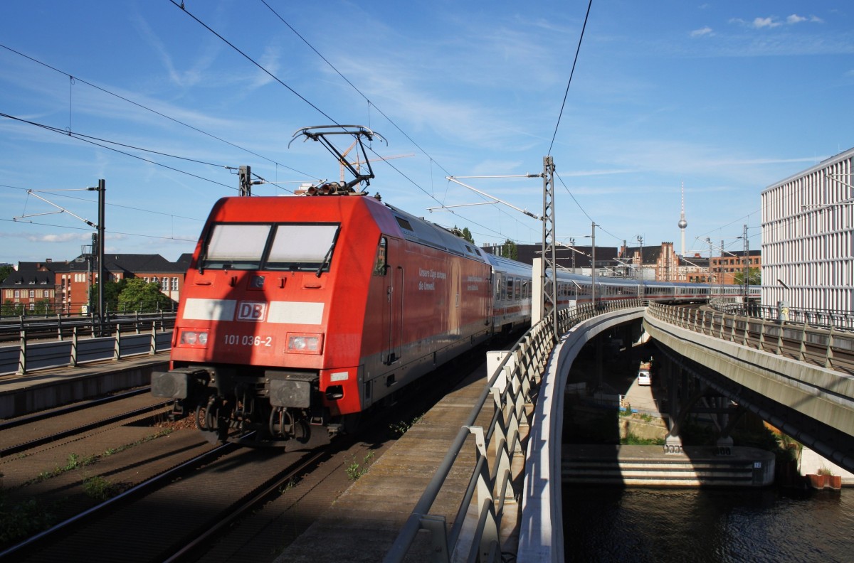 Hier 101 036-2 mit IC2431  Borkum  von Emden Außenhafen nach Cottbus, bei der Ausfahrt am 30.6.2015 aus Berlin Hbf.