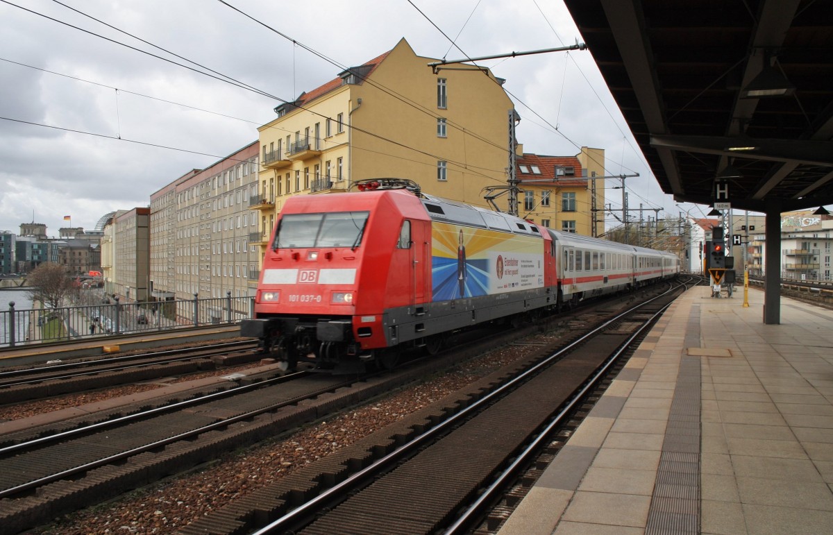 Hier 101 037-0 mit IC2388 von Frankfurt(Main) Hbf. nach Berlin Ostbahnhof, bei der Durchfahrt am 15.3.2014 durch Berlin Friedrichstraße, in Richtung Berlin Alexanderplatz. 