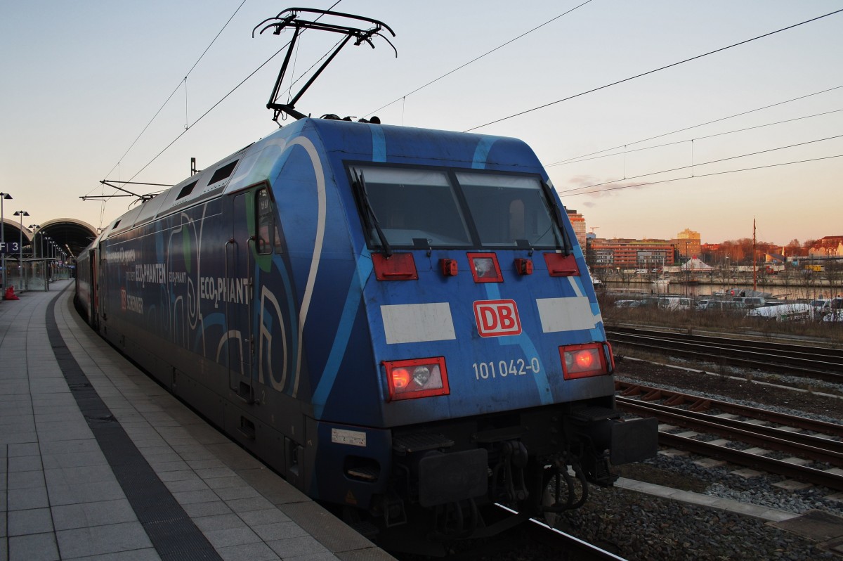 Hier 101 042-0 mit IC2226 von Frankfurt(Main) Hbf. nach Kiel Hbf., dieser Zug stand am 28.2.2016 in Kiel Hbf. 