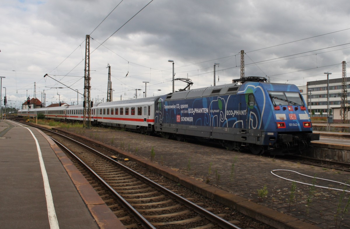 Hier 101 042-0 mit IC2443 von Kln Hbf. nach Leipzig Hbf., bei der Einfahrt am 11.7.2013 in Leipzig Hbf.