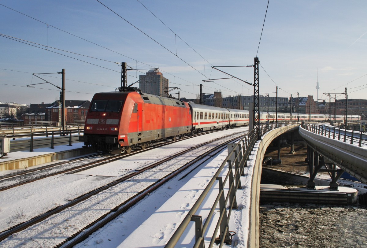 Hier 101 044-6 mit IC146 von Berlin Ostbahnhof nach Amsterdam Centraal, bei der Einfahrt am 1.2.2014 in Berlin Hbf. 