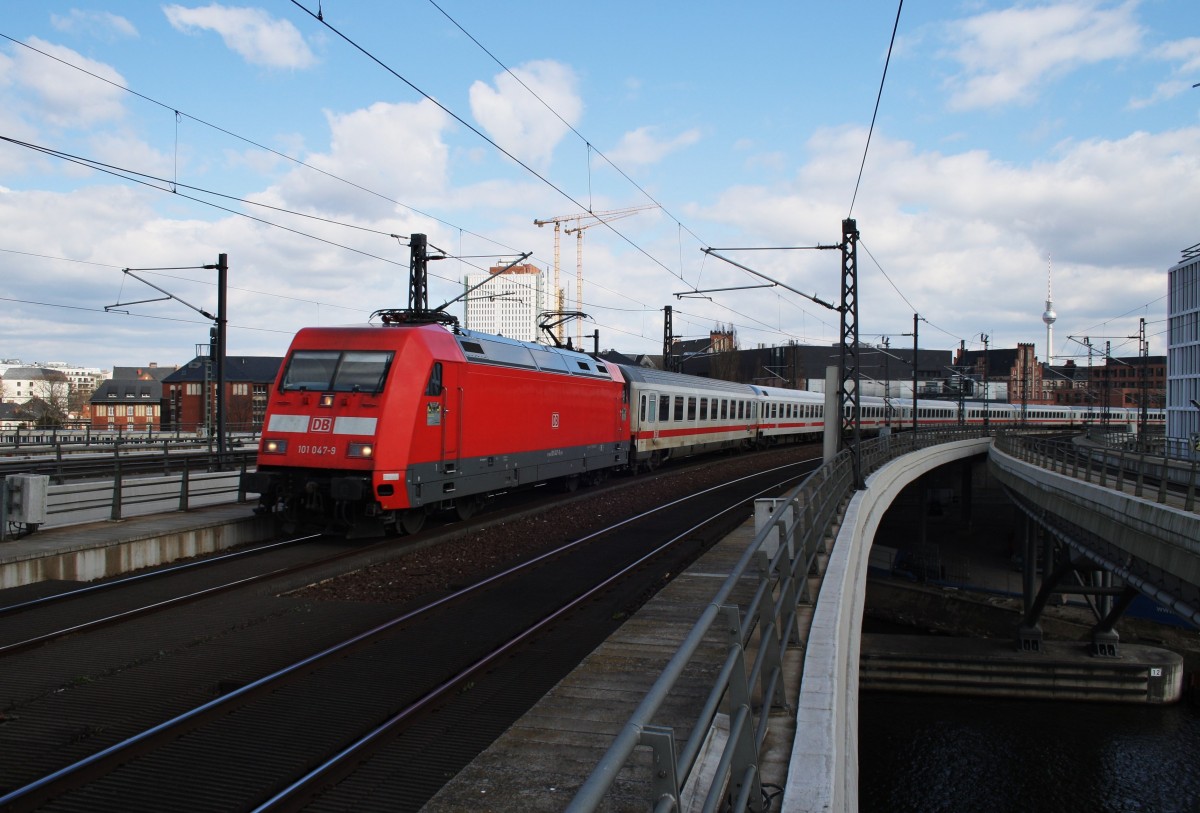 Hier 101 047-9 mit IC142 von Berlin Hbf. nach Amsterdam Centraal, bei der Einfahrt am 6.4.2015 in Berlin Hbf. 