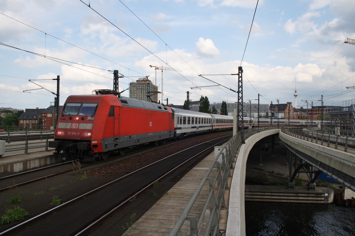 Hier 101 052-9 mit IC140 von Berlin Ostbahnhof nach Amsterdam Centraal, bei der Einfahrt am 1.5.2014 in Berlin Hbf. 