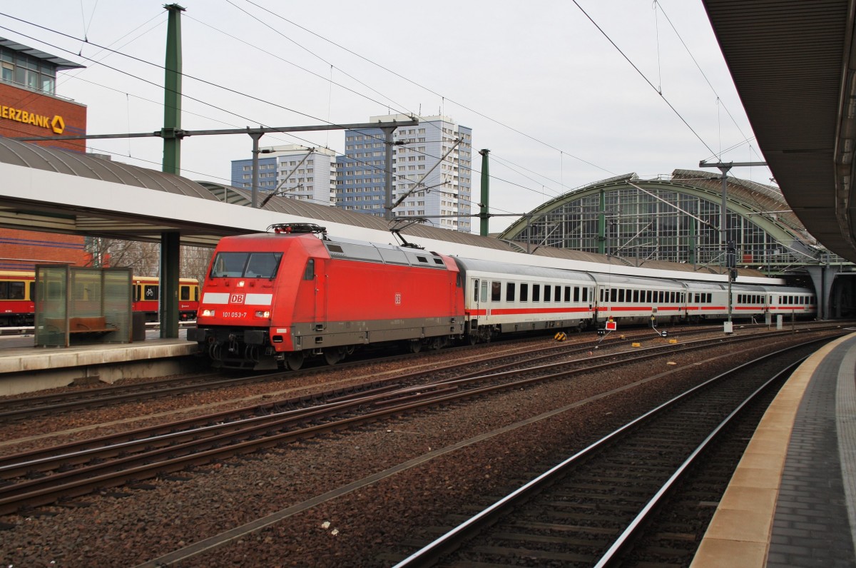 Hier 101 053-7 mit IC142 von Berlin Ostbahnhof nach Amsterdam Centraal, bei der Ausfahrt am 4.1.2014 aus Berlin Ostbahnhof. 