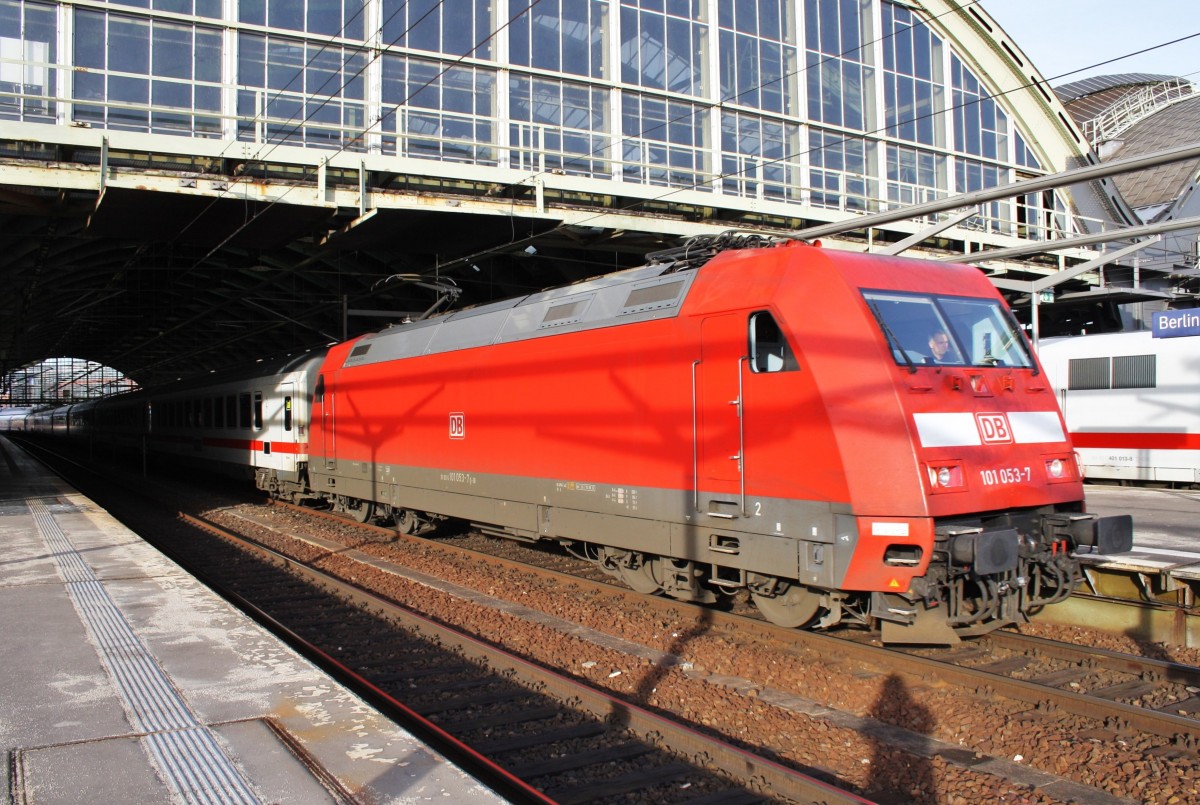 Hier 101 053-7 mit IC2243 von Bad Bentheim nach Berlin Ostbahnhof, bei der Ausfahrt am 4.1.2014 aus Berlin Ostbahnhof.