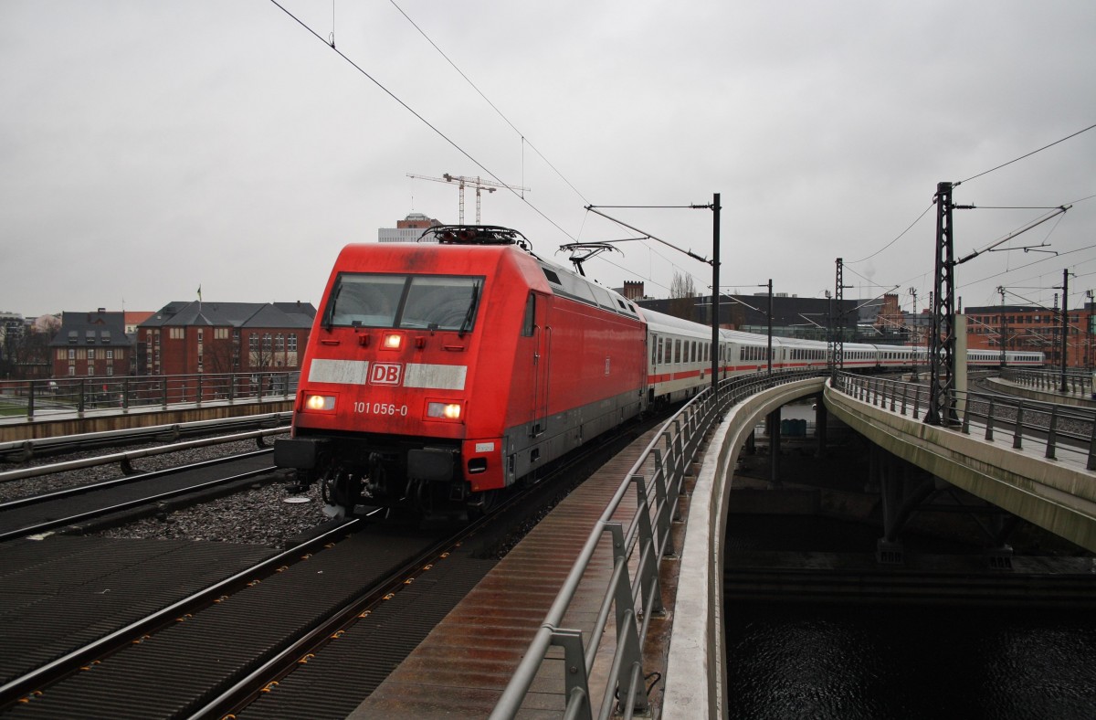 Hier 101 056-0 mit IC1915 von Berlin Ostbahnhof nach Stuttgart Hbf., bei der Einfahrt am 18.12.2015 in Berlin Hbf. 