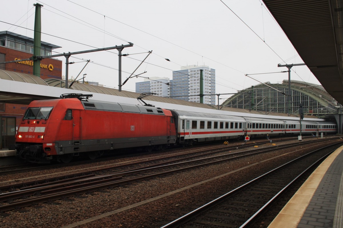 Hier 101 063-6 mit IC144 von Berlin Ostbahnhof nach Amsterdam Centraal, bei der Ausfahrt am 16.11.2013 aus Berlin Ostbahnhof.